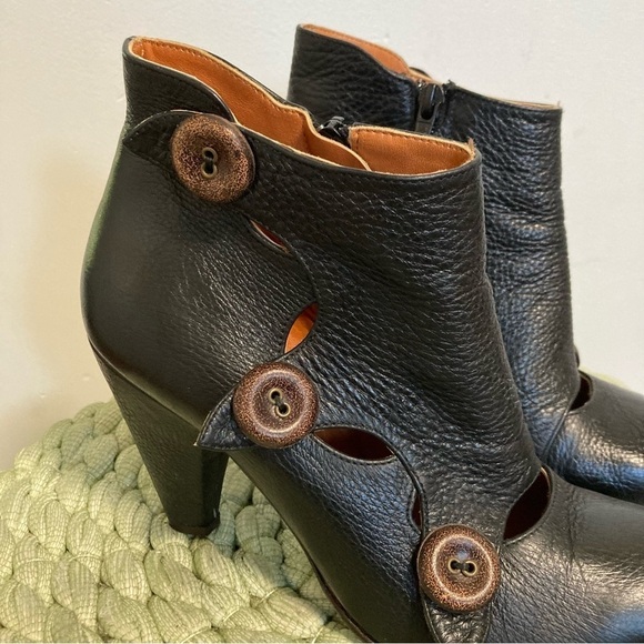 COCLICO Black Leather Button Detail Heel Ankle Booties - Picture 4 of 11